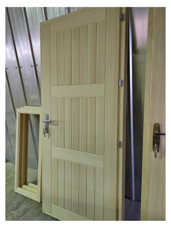 Изготовление входных дверей из массива дерева для частного дома