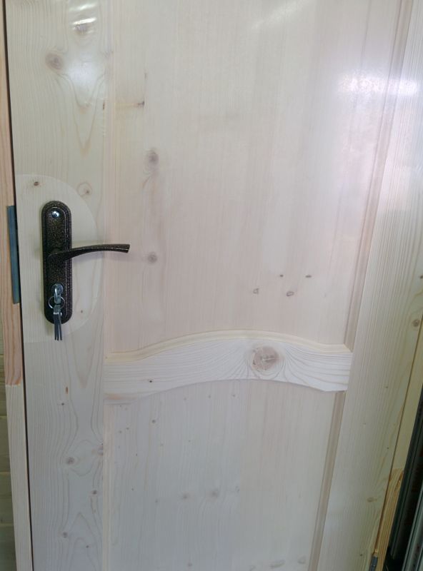 Сосновая деревянная дверь